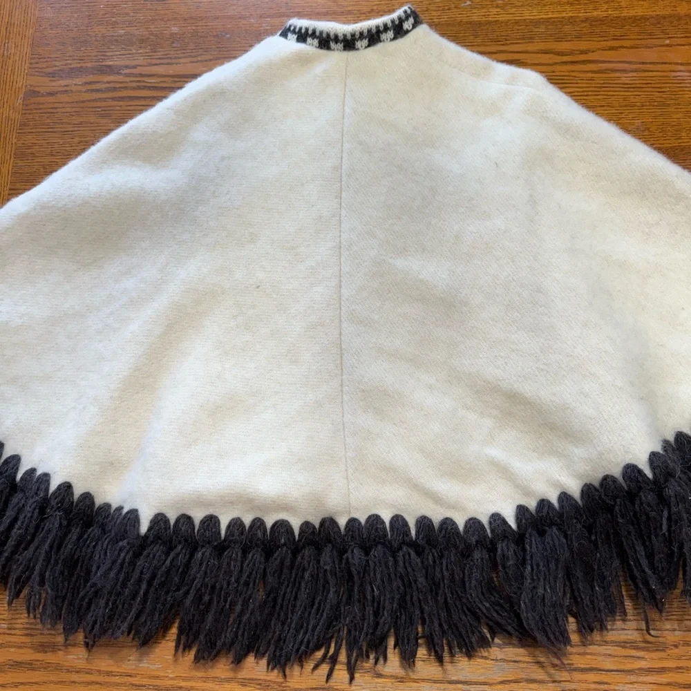 Elegant Black and White Cape Icelandic Design Vintage Small 100% Virgin Wool - Picture 7 of 9